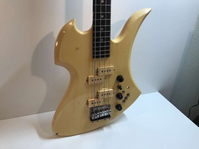 B.C.Rich ベースお買取りさせて頂きました。