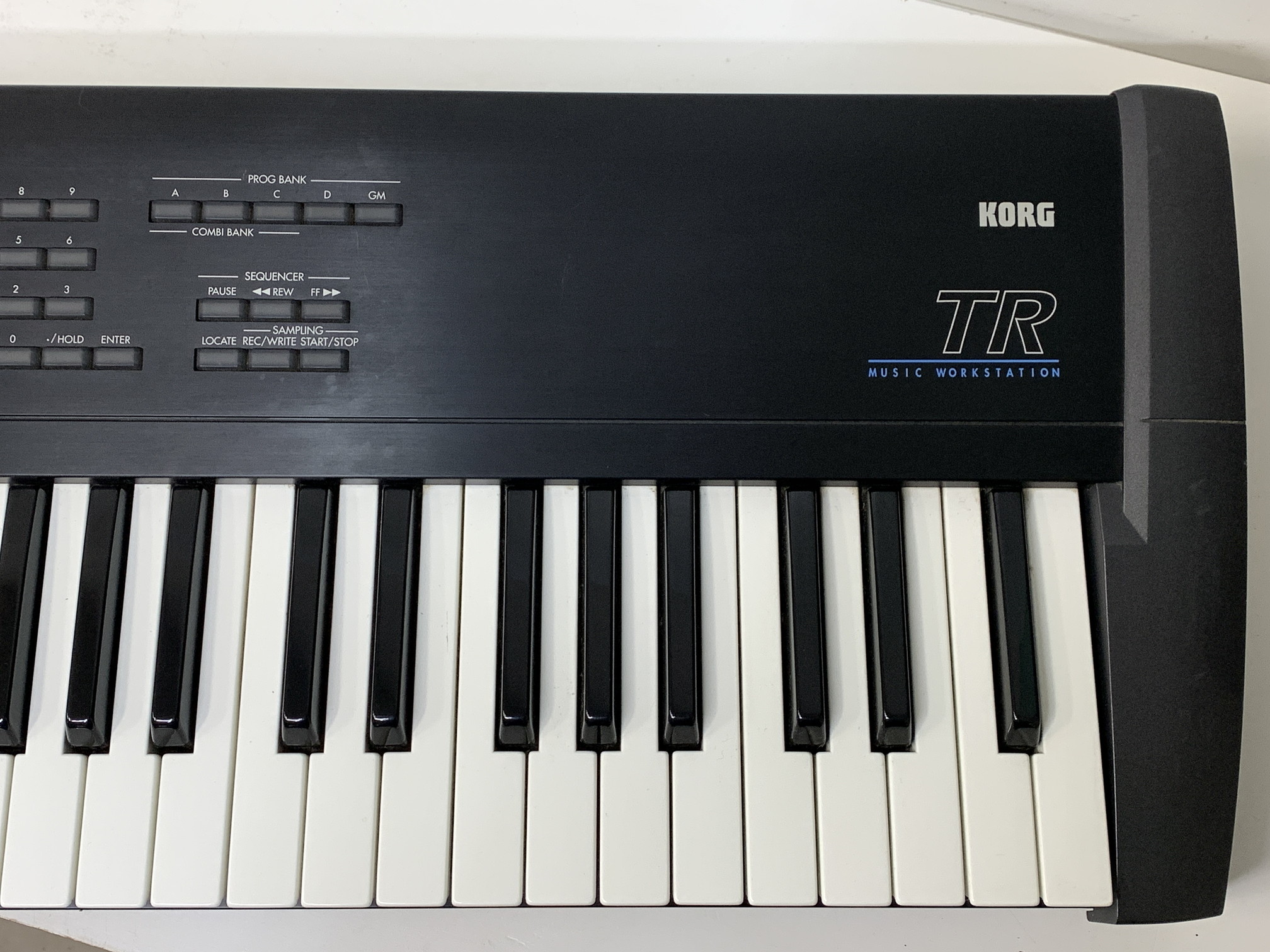 KORG TR76 MUSIC WORKSTATION 76鍵キーボード シンセサイザー