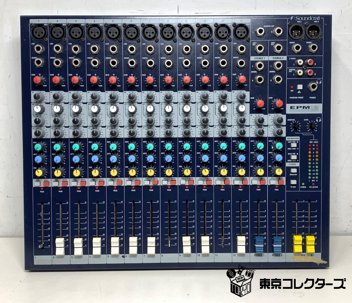 ライブSRやレコーディングなどで幅広く活躍する高品位な多チャンネル・アナログミキサー。 余裕のある「12モノラル＋2ステレオ」の入力構成を持ち、上位機種譲りの高精度マイクプリアンプ（ヘッドアンプ）を搭載している点が特徴です。広いヘッドルームと圧倒的な低ノイズ設計により、原音に忠実で芯のあるブリティッシュサウンドを再現。正確で緻密な音作りをサポートする3バンドイコライザー（モノラル入力は中域スイープ可能）や、スムーズなミキシングが可能な60mmフェーダー、さらに2系統のAUX出力を装備した、シンプルながら現場での確実なオペレーションを約束するプロ仕様の定番機。